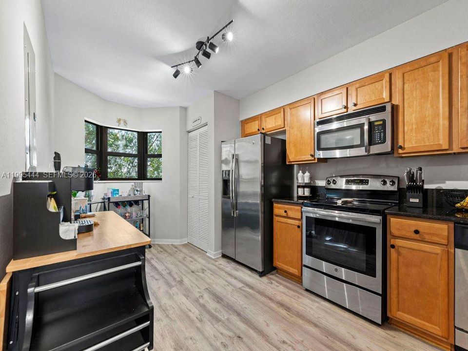 For Sale: $289,999 (2 beds, 2 baths, 817 Square Feet)