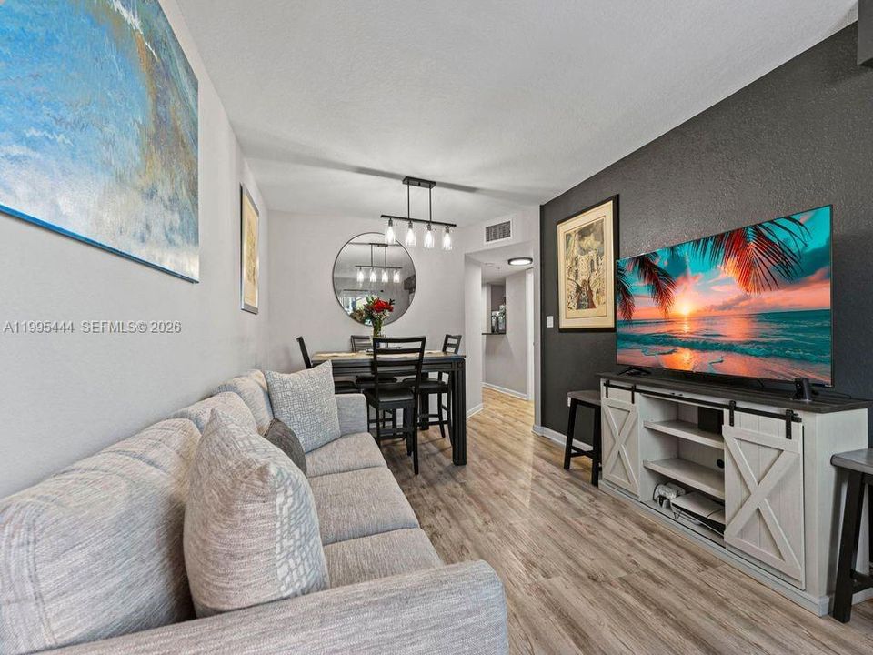 For Sale: $289,999 (2 beds, 2 baths, 817 Square Feet)