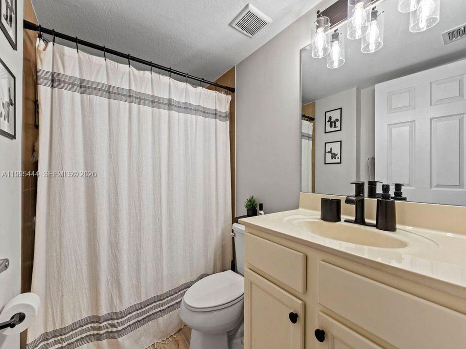 For Sale: $289,999 (2 beds, 2 baths, 817 Square Feet)