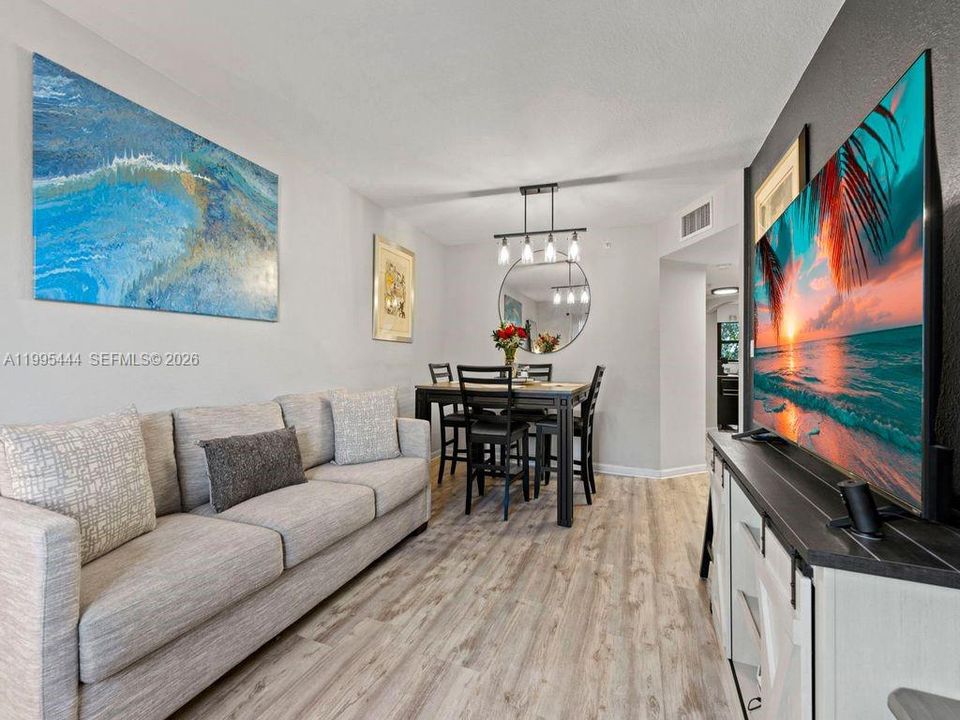 For Sale: $289,999 (2 beds, 2 baths, 817 Square Feet)