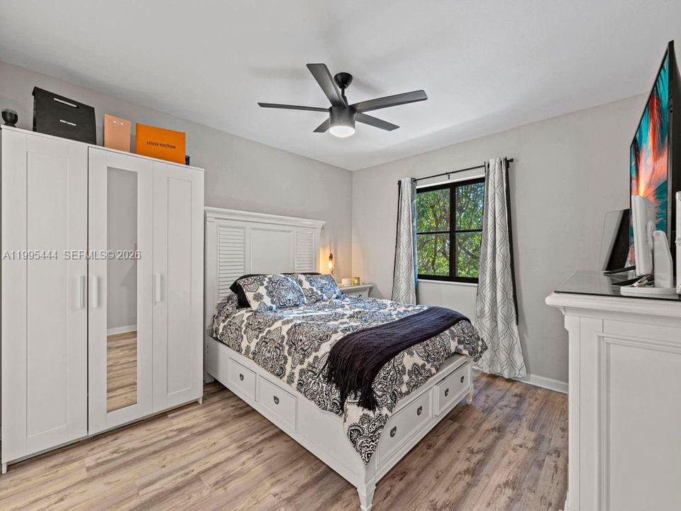 For Sale: $289,999 (2 beds, 2 baths, 817 Square Feet)