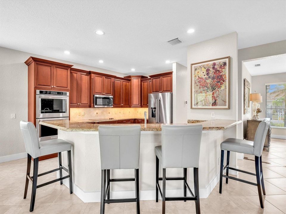 Kitchen & Breakfast Bar