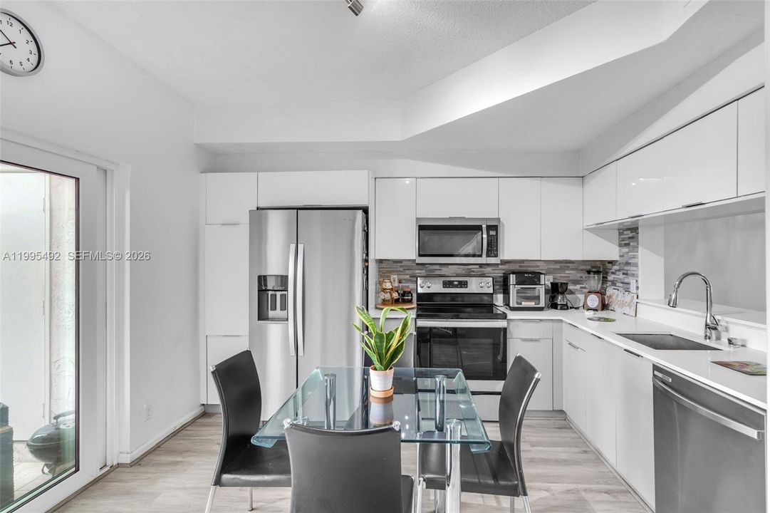 For Sale: $405,000 (3 beds, 2 baths, 1170 Square Feet)