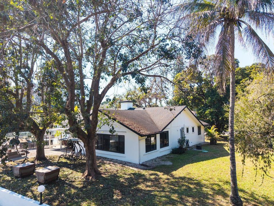 1710 SW 142nd Ave Davie FL-large-050-036