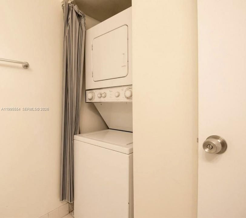 Active With Contract: $200,000 (1 beds, 1 baths, 1100 Square Feet)
