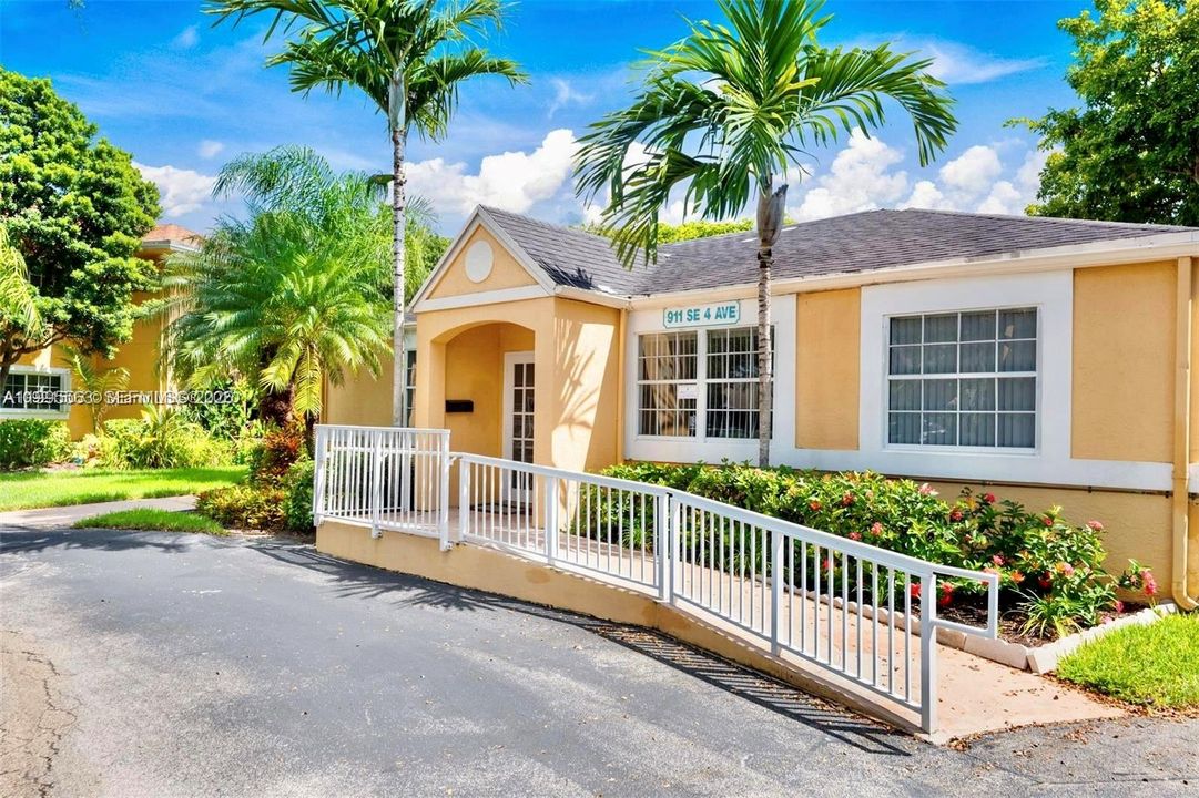 For Rent: $2,100 (2 beds, 2 baths, 1037 Square Feet)