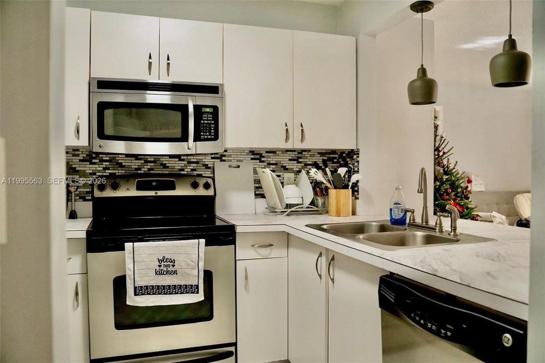 For Rent: $2,100 (2 beds, 2 baths, 1037 Square Feet)