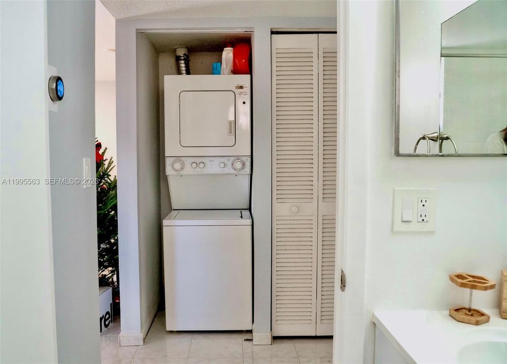 For Rent: $2,100 (2 beds, 2 baths, 1037 Square Feet)