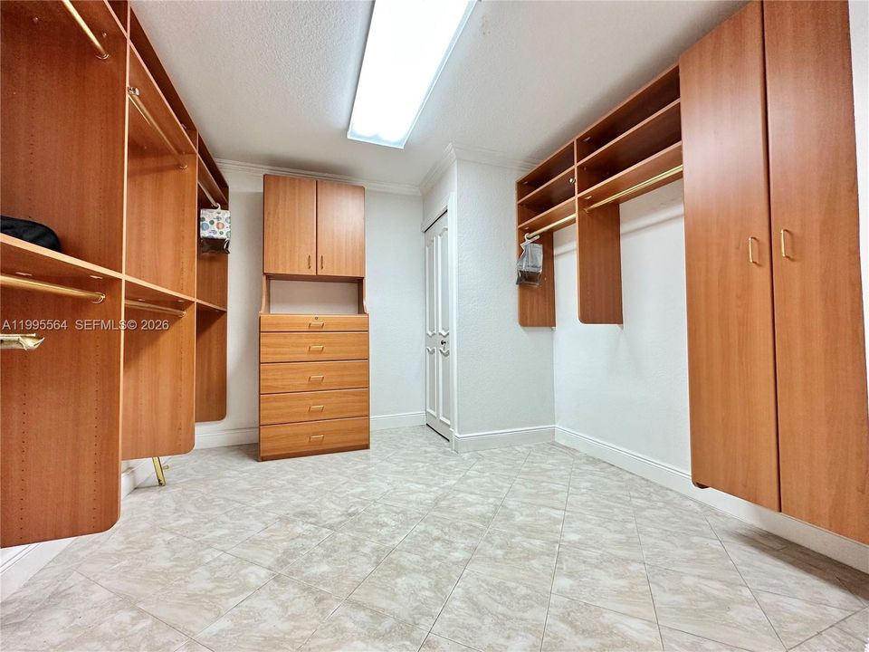 В аренду: $9,000 (5 спален, 4 ванн, 3632 Квадратных фут)