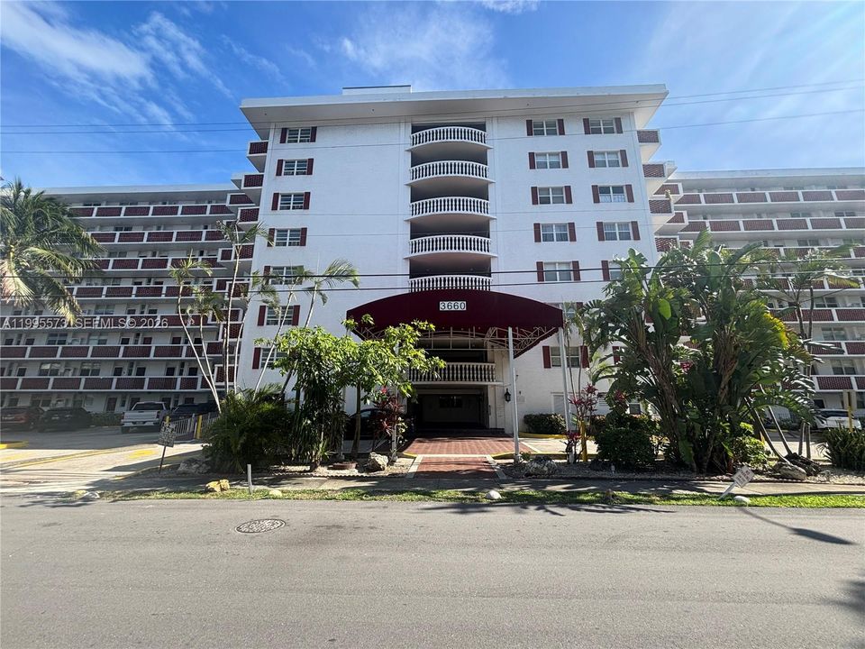 Activo con contrato: $209,000 (2 camas, 2 baños, 1083 Pies cuadrados)