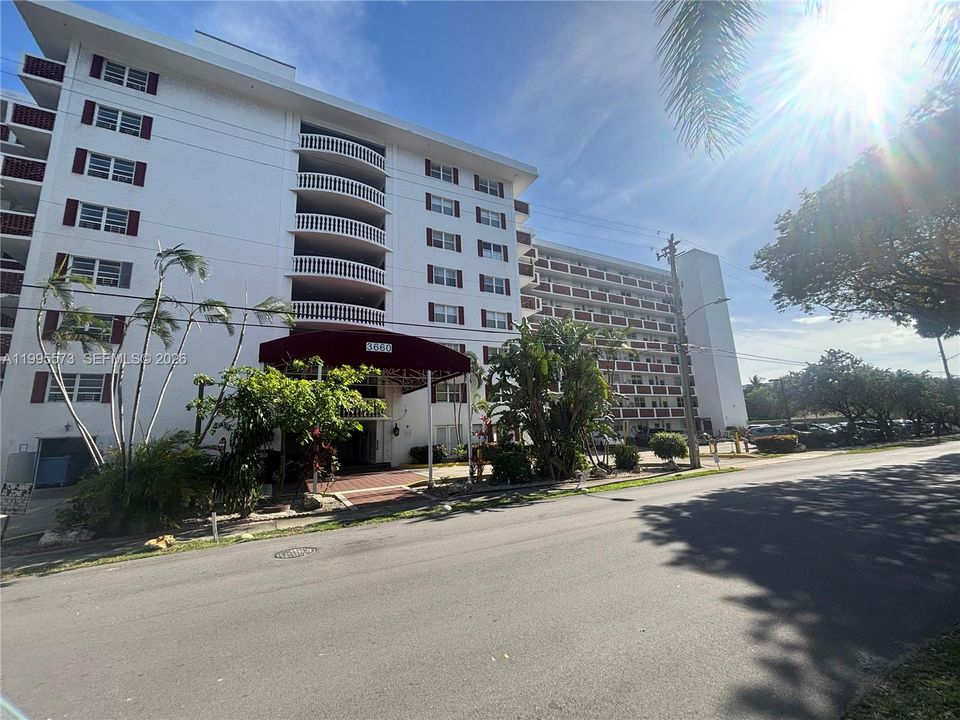 Activo con contrato: $209,000 (2 camas, 2 baños, 1083 Pies cuadrados)