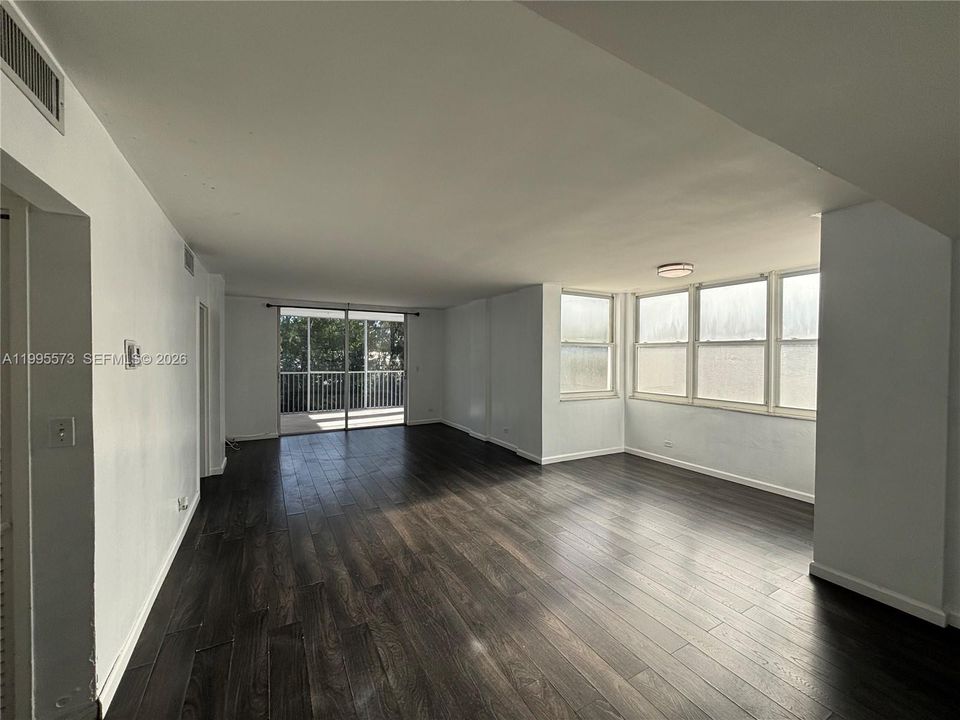 Activo con contrato: $209,000 (2 camas, 2 baños, 1083 Pies cuadrados)