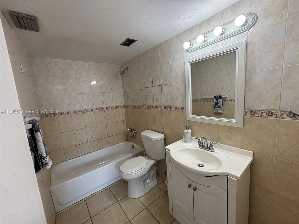 Activo con contrato: $209,000 (2 camas, 2 baños, 1083 Pies cuadrados)
