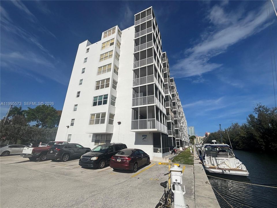 Activo con contrato: $209,000 (2 camas, 2 baños, 1083 Pies cuadrados)