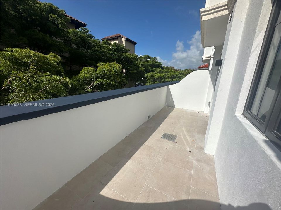 For Sale: $899,000 (1 beds, 1 baths, 706 Square Feet)
