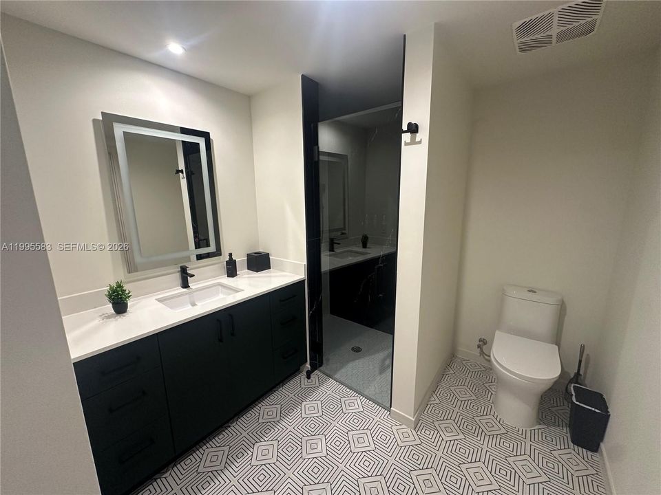 For Sale: $899,000 (1 beds, 1 baths, 706 Square Feet)