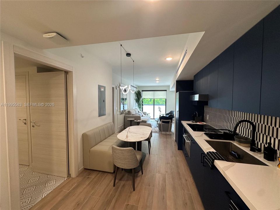 For Sale: $899,000 (1 beds, 1 baths, 706 Square Feet)