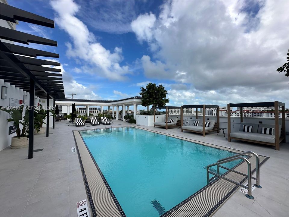 For Sale: $899,000 (1 beds, 1 baths, 706 Square Feet)