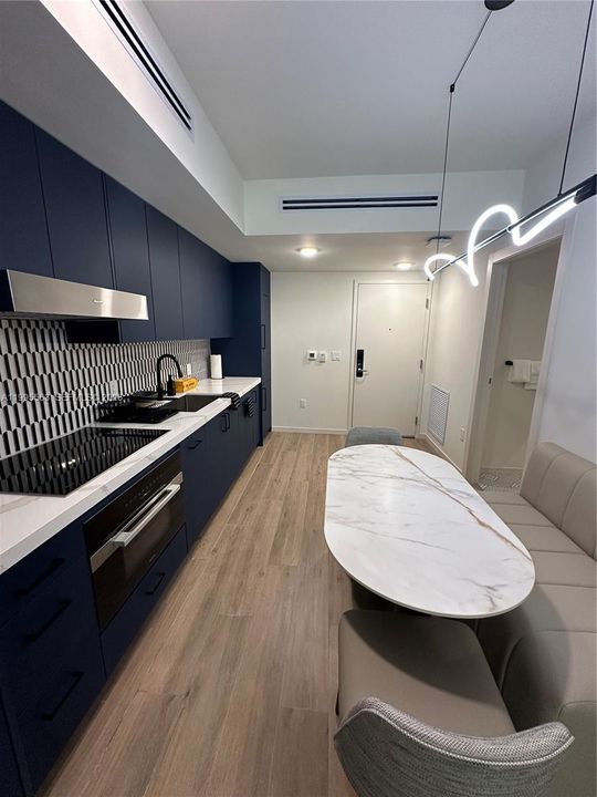 For Sale: $899,000 (1 beds, 1 baths, 706 Square Feet)