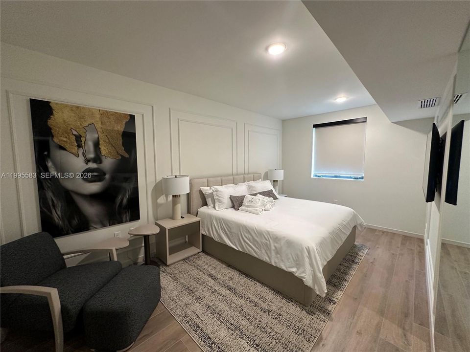 For Sale: $899,000 (1 beds, 1 baths, 706 Square Feet)