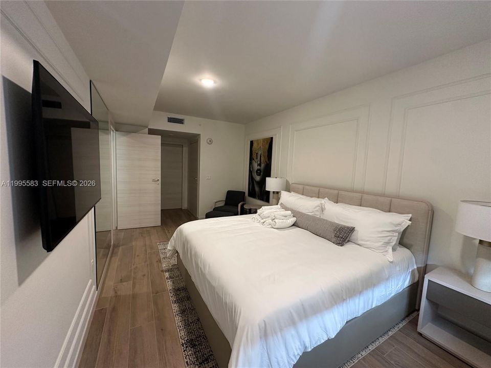 For Sale: $899,000 (1 beds, 1 baths, 706 Square Feet)