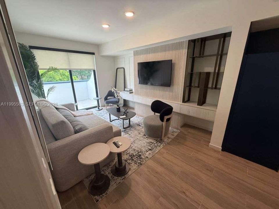 For Sale: $899,000 (1 beds, 1 baths, 706 Square Feet)