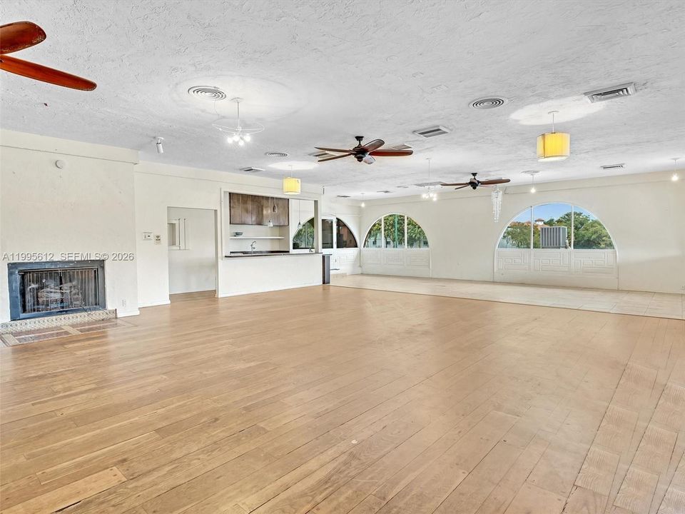For Sale: $195,000 (2 beds, 1 baths, 1056 Square Feet)