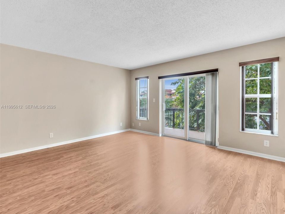 For Sale: $195,000 (2 beds, 1 baths, 1056 Square Feet)