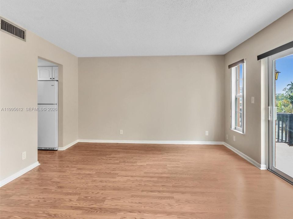 For Sale: $195,000 (2 beds, 1 baths, 1056 Square Feet)