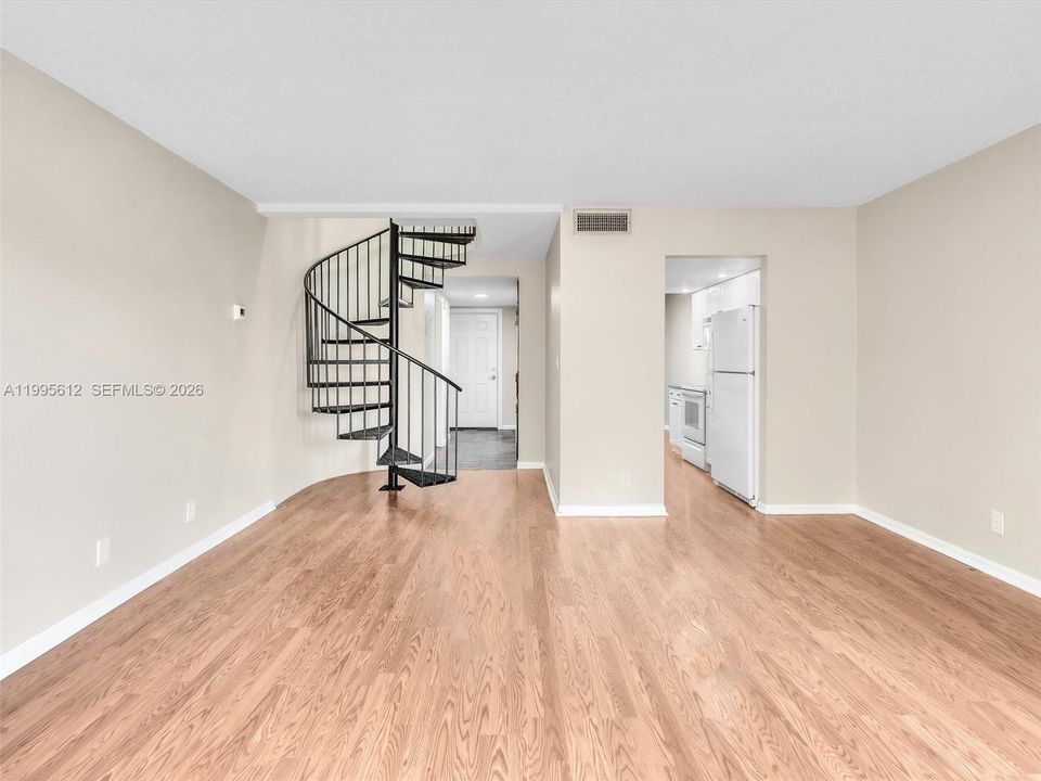 For Sale: $195,000 (2 beds, 1 baths, 1056 Square Feet)