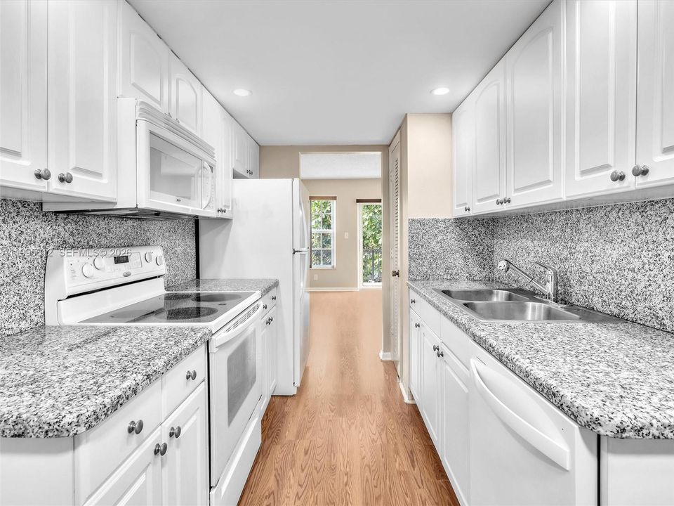 For Sale: $195,000 (2 beds, 1 baths, 1056 Square Feet)