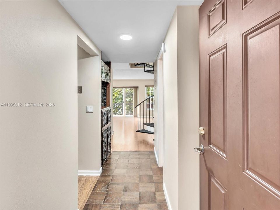 For Sale: $195,000 (2 beds, 1 baths, 1056 Square Feet)