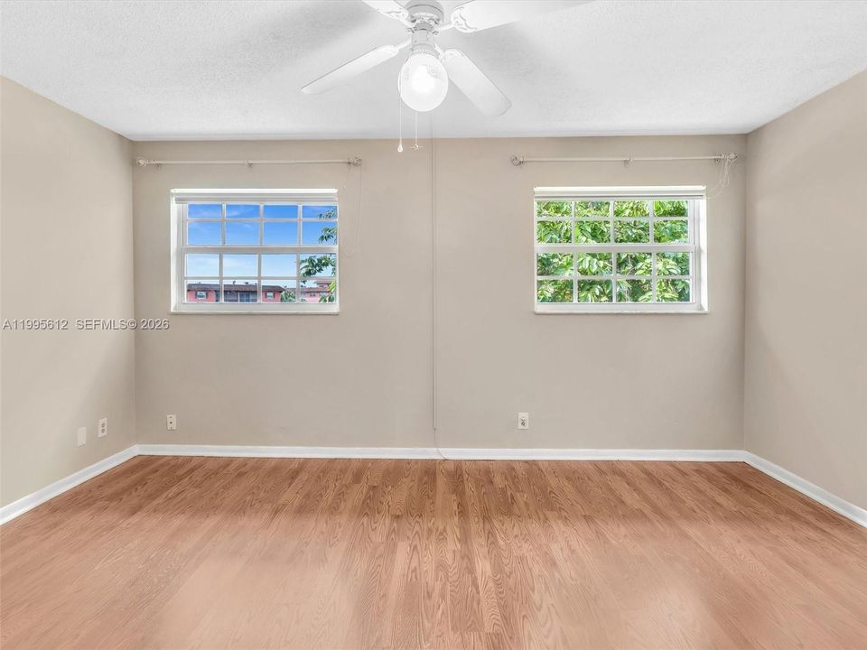 For Sale: $195,000 (2 beds, 1 baths, 1056 Square Feet)