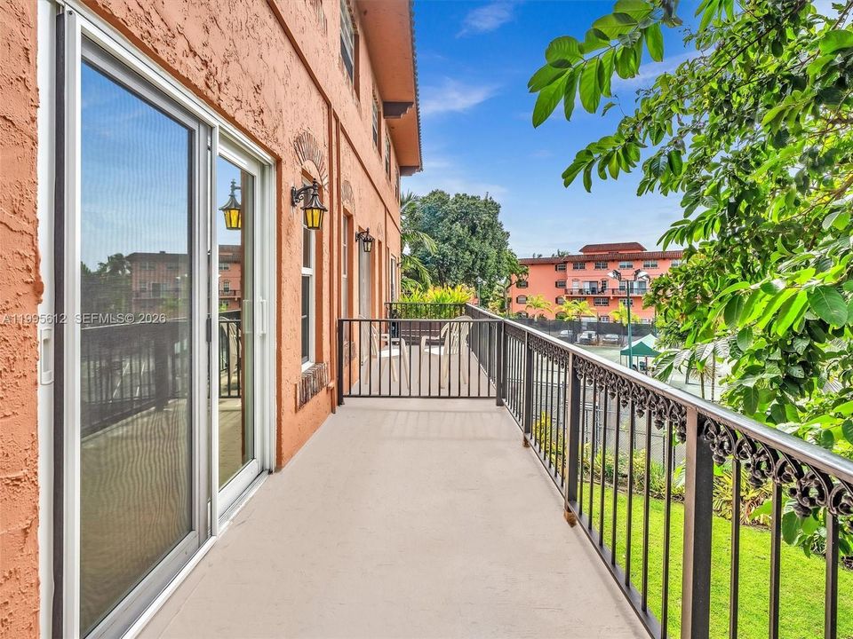 For Sale: $195,000 (2 beds, 1 baths, 1056 Square Feet)