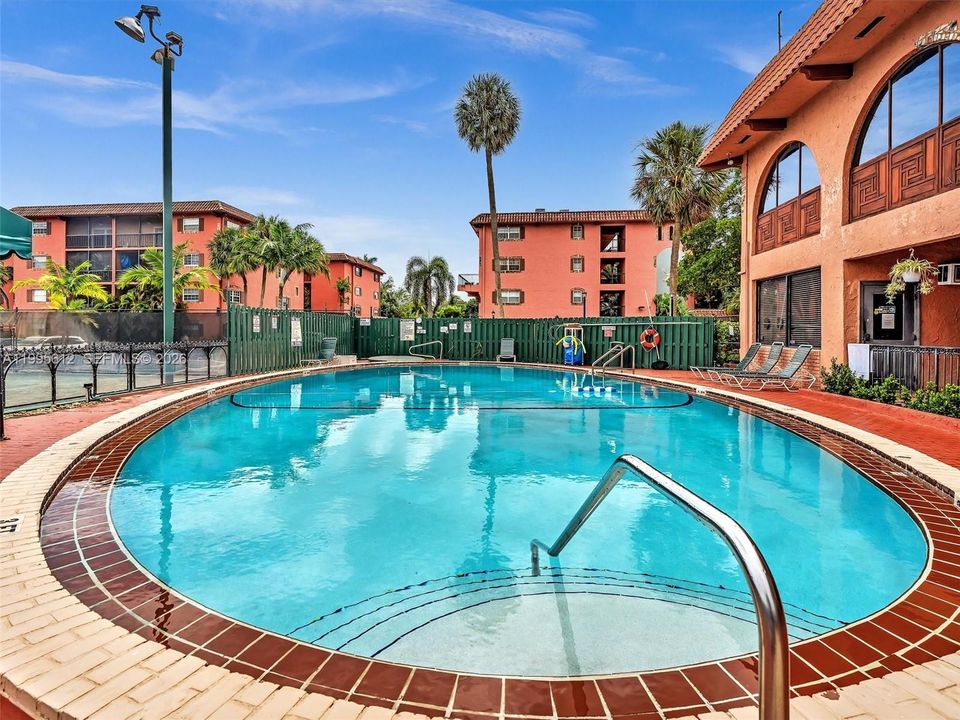 For Sale: $195,000 (2 beds, 1 baths, 1056 Square Feet)
