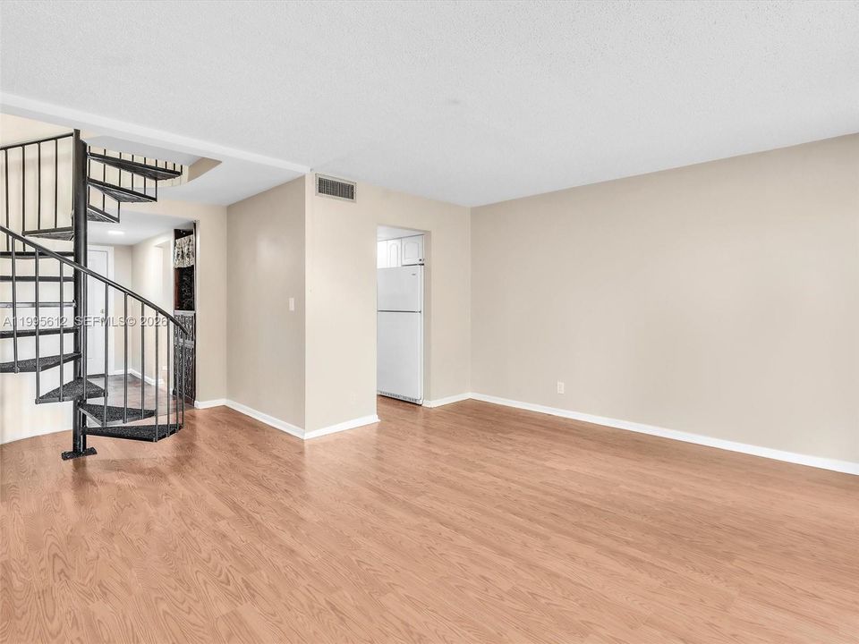 For Sale: $195,000 (2 beds, 1 baths, 1056 Square Feet)