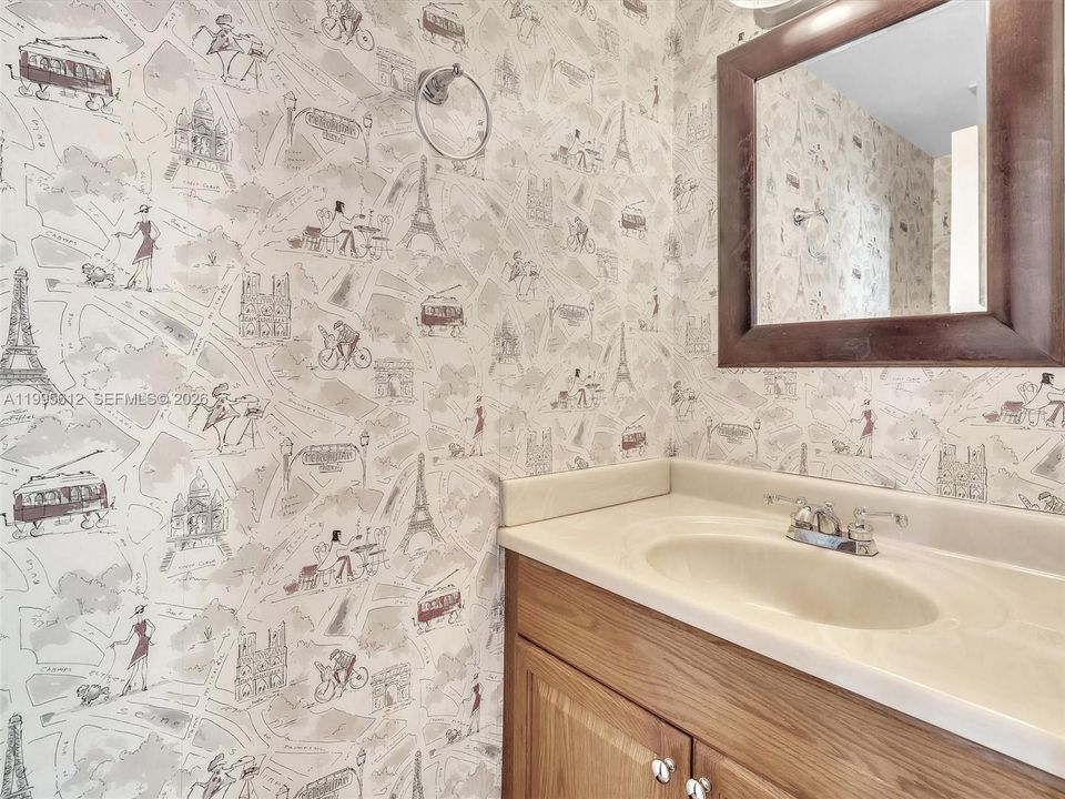 For Sale: $195,000 (2 beds, 1 baths, 1056 Square Feet)