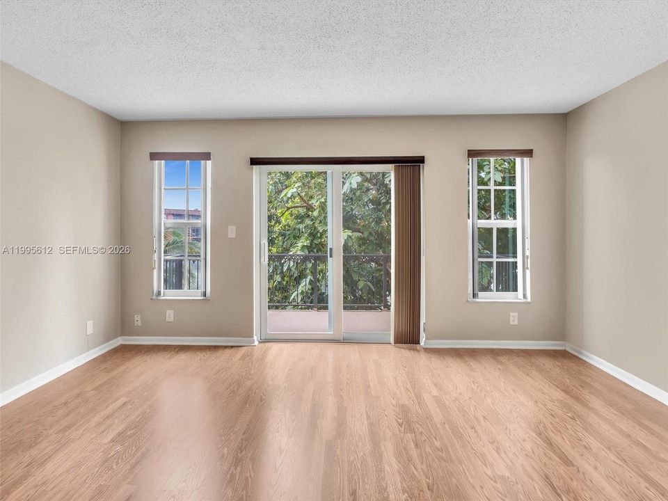 For Sale: $195,000 (2 beds, 1 baths, 1056 Square Feet)