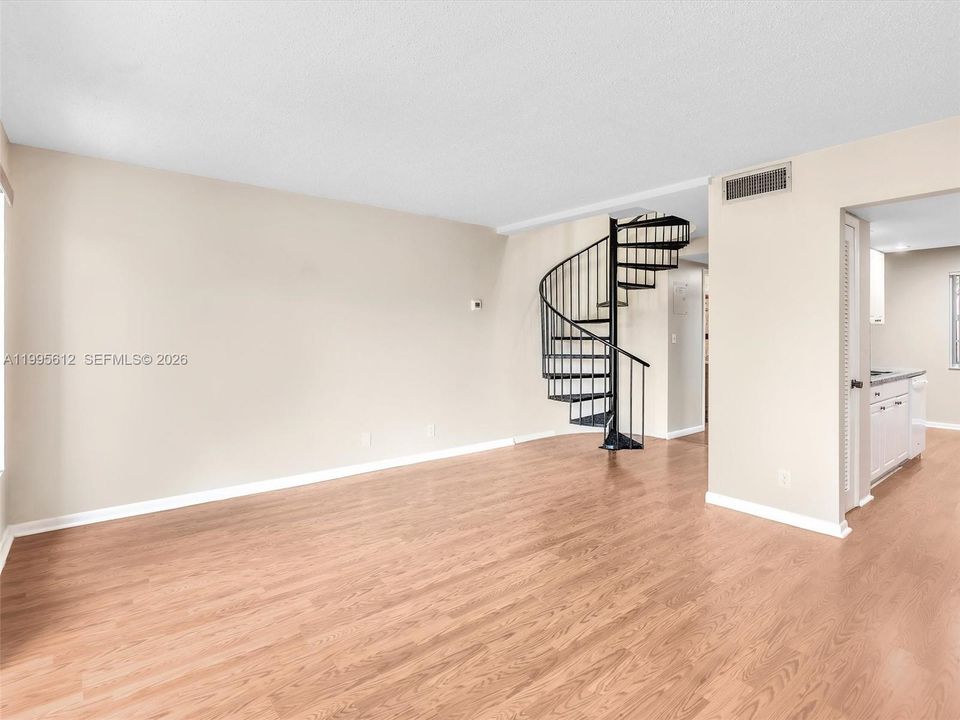 For Sale: $195,000 (2 beds, 1 baths, 1056 Square Feet)