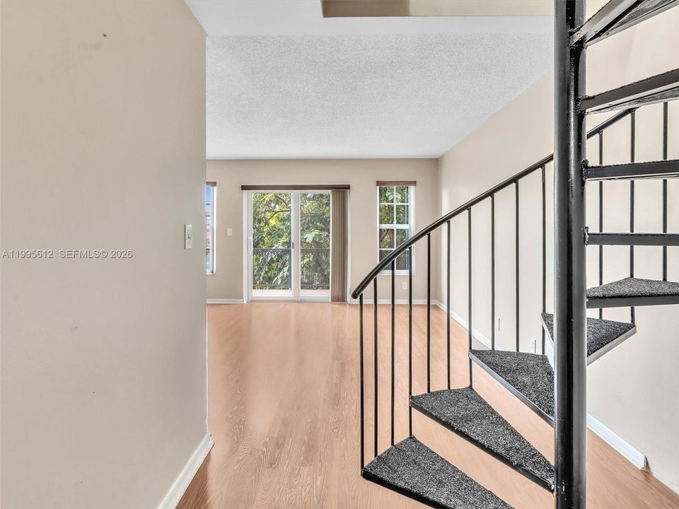 For Sale: $195,000 (2 beds, 1 baths, 1056 Square Feet)