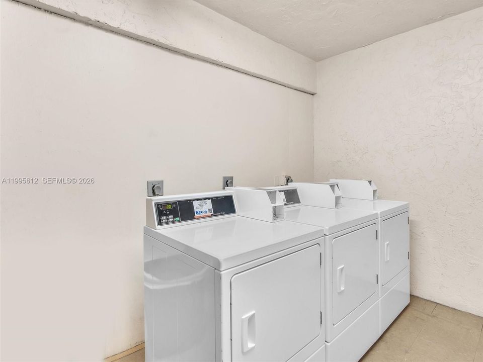 For Sale: $195,000 (2 beds, 1 baths, 1056 Square Feet)