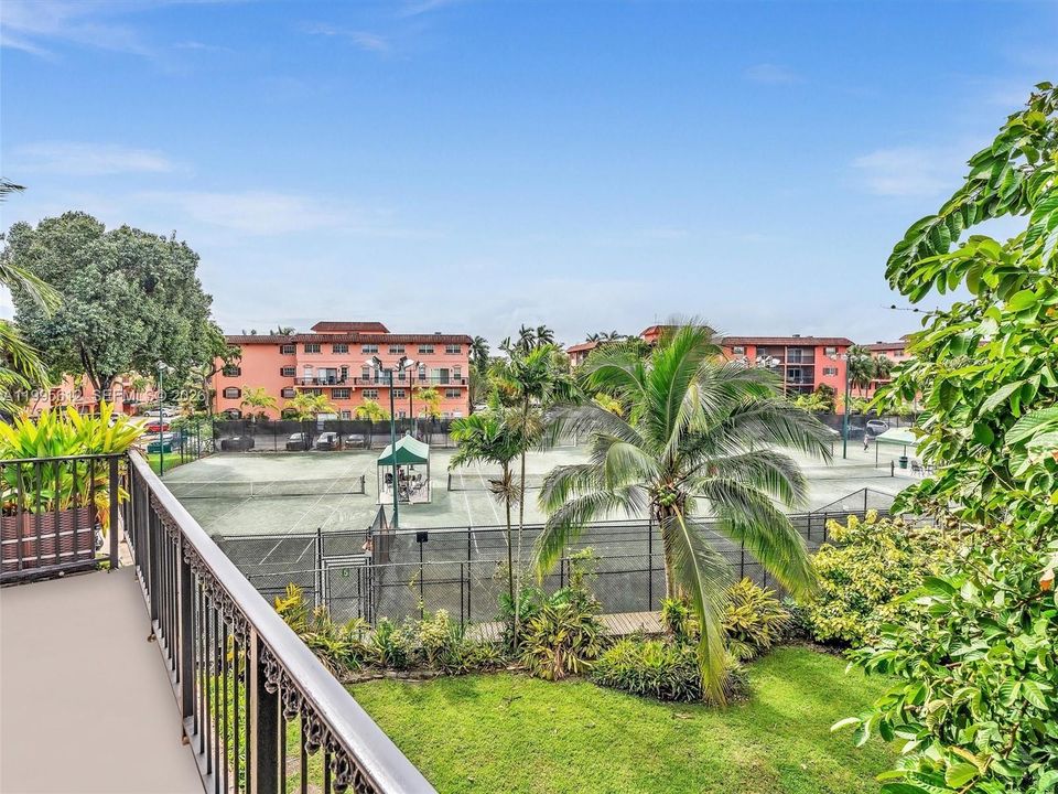 For Sale: $195,000 (2 beds, 1 baths, 1056 Square Feet)