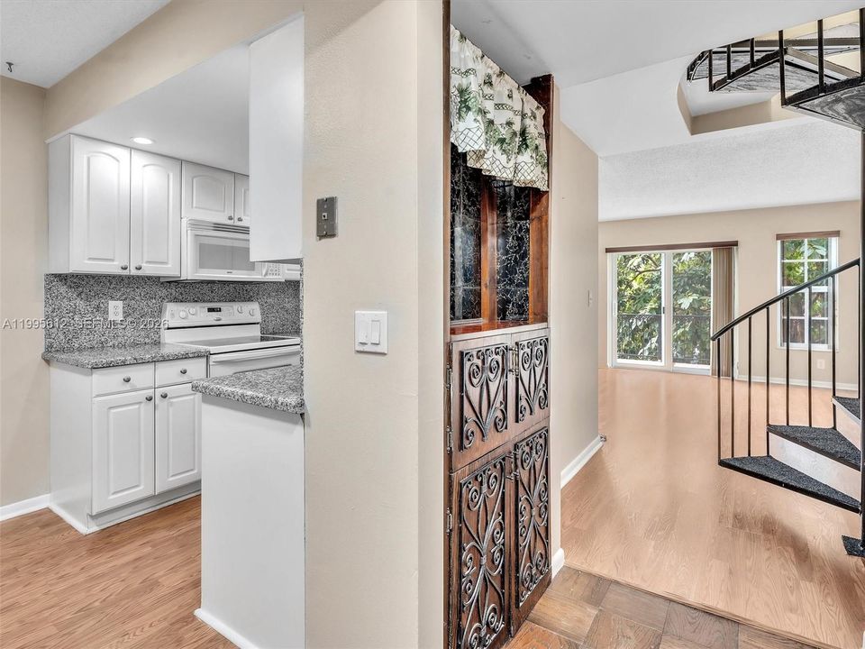 For Sale: $195,000 (2 beds, 1 baths, 1056 Square Feet)