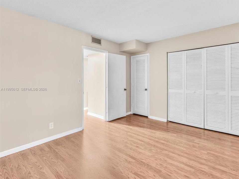 For Sale: $195,000 (2 beds, 1 baths, 1056 Square Feet)