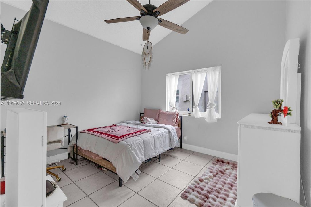 Activo con contrato: $650,000 (4 camas, 2 baños, 1815 Pies cuadrados)