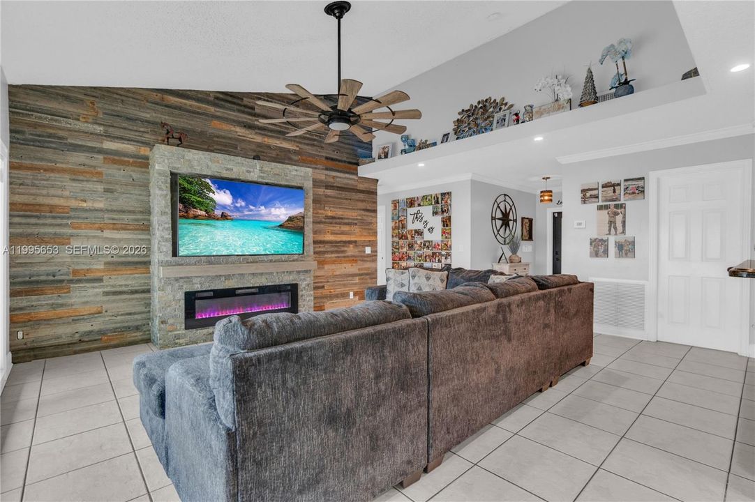 Activo con contrato: $650,000 (4 camas, 2 baños, 1815 Pies cuadrados)