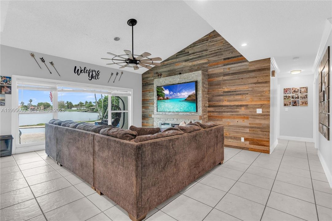 Activo con contrato: $650,000 (4 camas, 2 baños, 1815 Pies cuadrados)