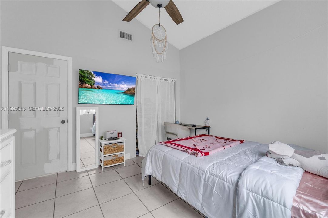 Activo con contrato: $650,000 (4 camas, 2 baños, 1815 Pies cuadrados)