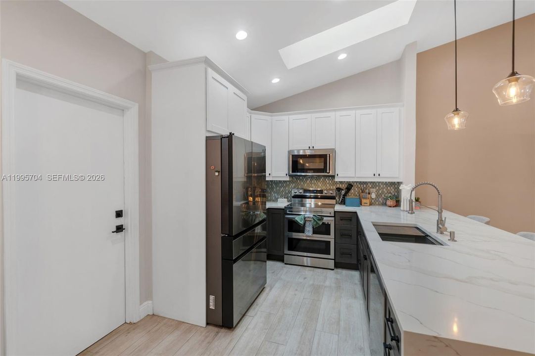 For Rent: $3,600 (3 beds, 2 baths, 1406 Square Feet)