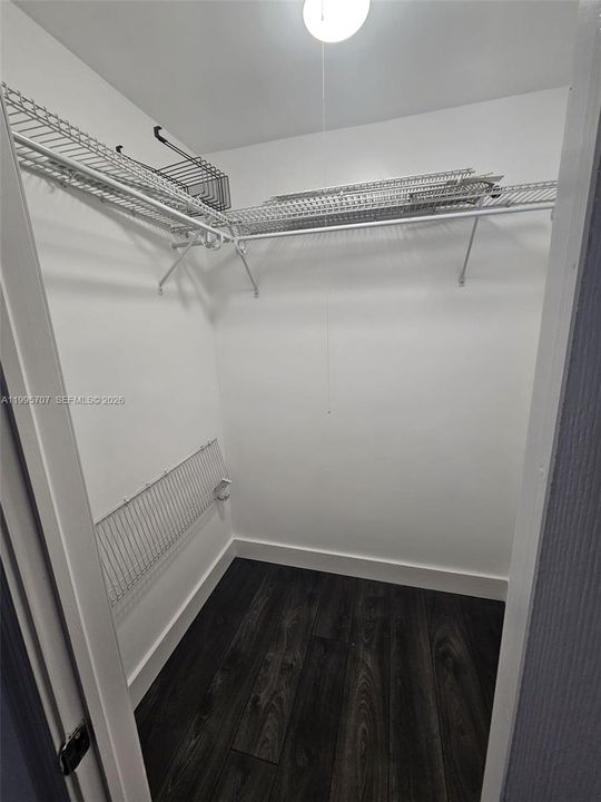 WALKING CLOSET MASTER ROOM